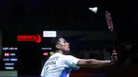 Tunggal putra Indonesia, Chico Aura Dwi Wardoyo harus tersingkir pada babak pertama Indonesia Masters 2024 setelah dikalahkan pebulu tangkis Denmark, Anders Antonsen dengan dua game langsung, 15-21, 10-21 dalam laga yang berlangsung selama 48 menit di Istora Senayan, Jakarta, Rabu (24/1/2024) malam WIB. Kekalahan ini menjadikannya gagal mengikuti jejak sang adik, Ester Nurumi Tri Wardoyo di sektor tunggal putri yang mampu lolos ke babak 16 besar setelah merangkak dari babak kualifikasi. (Bola.com/M Iqbal Ichsan)