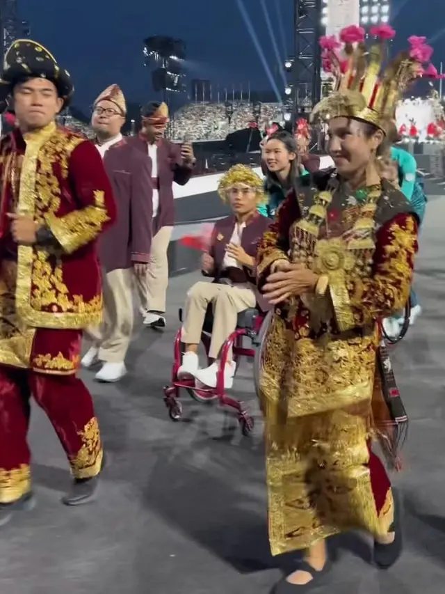 Potret Tampilan Meriah Kontingen Kenakan Baju Adat di Pembukaan Paralimpiade Paris 2024