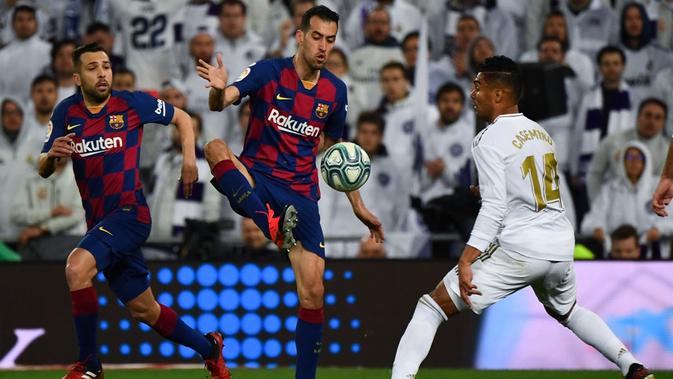Gelandang Barcelona, Sergio Busquets, pada laga kontra Real Madrid di Santiago Bernabeu, Minggu (1/3/2020). Pada laga pekan ke-26 La Liga tersebut, Barca takluk 0-2 dari Madrid. (AFP/GABRIEL BOUYS)