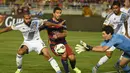 Kiper LA Galaxy, Brian Rowe berusaha menangkap bola dari kejaran penyerang Barcelona pada laga International Champions Cup 2015 di Rose Bowl, California, Rabu (22/7/2015). Barcelona menang 2-1 atas LA Galaxy. (AFP PHOTO/MARK RALSTON)