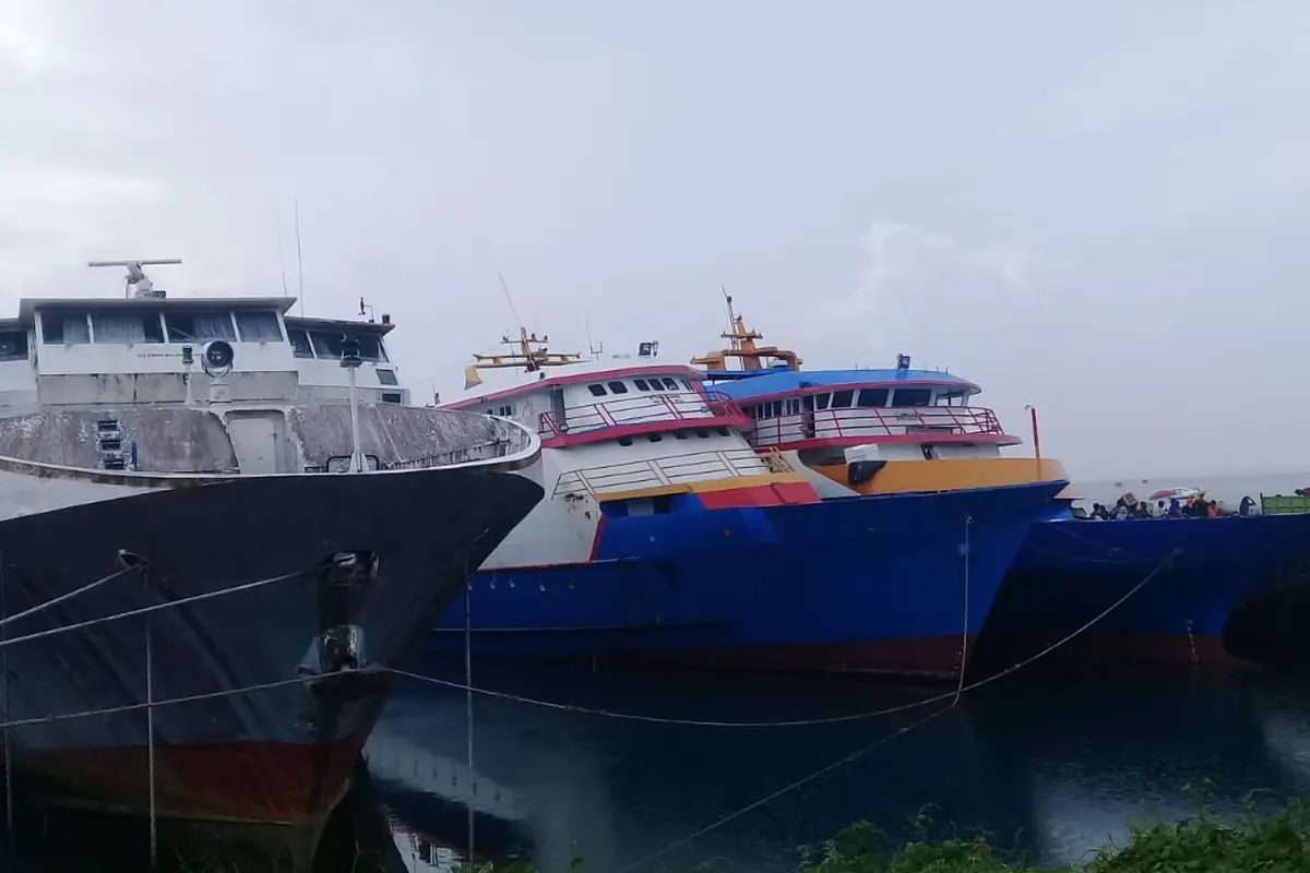 Sejumlah kapal yang biasa melayani jalur ke daerah kepulauan Sulut, berlabuh di Pelabuhan Manado.