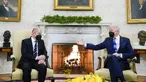 Presiden AS Joe Biden (kanan) memberi isyarat saat pertemuan dengan Kanselir Jerman Olaf Scholz di Kantor Oval Gedung Putih, Washington, AS, 7 Februari 2022. AS dan Jerman menjalin kerja sama untuk mencegah agresi Rusia di Eropa serta tantangan yang ditimbulkan oleh China. (AP Photo/Alex Brandon)