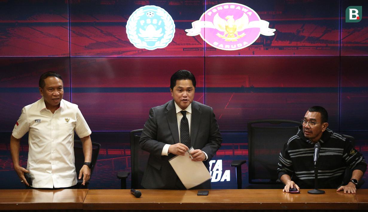 Ketua Umum PSSI, Erick Thohir (kanan) didampingi Waketum PSSI, Zainudin Amali (kiri) dan Ketua EXCO PSSI, Arya Sinulingga memberikan keterangan kepada wartawan saat konferensi pers pengumuman resmi FIFA Matchday antara Timnas Indonesia melawan Argentina di ruang media Stadion Utama Gelora Bung Karno (SUGBK), Jakarta, Rabu (24/05/2023). (Bola.com/Bagaskara Lazuardi)