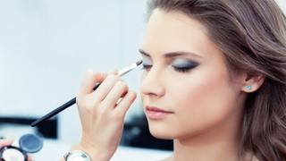 Ilustrasi memakai makeup. (unsplash.com)