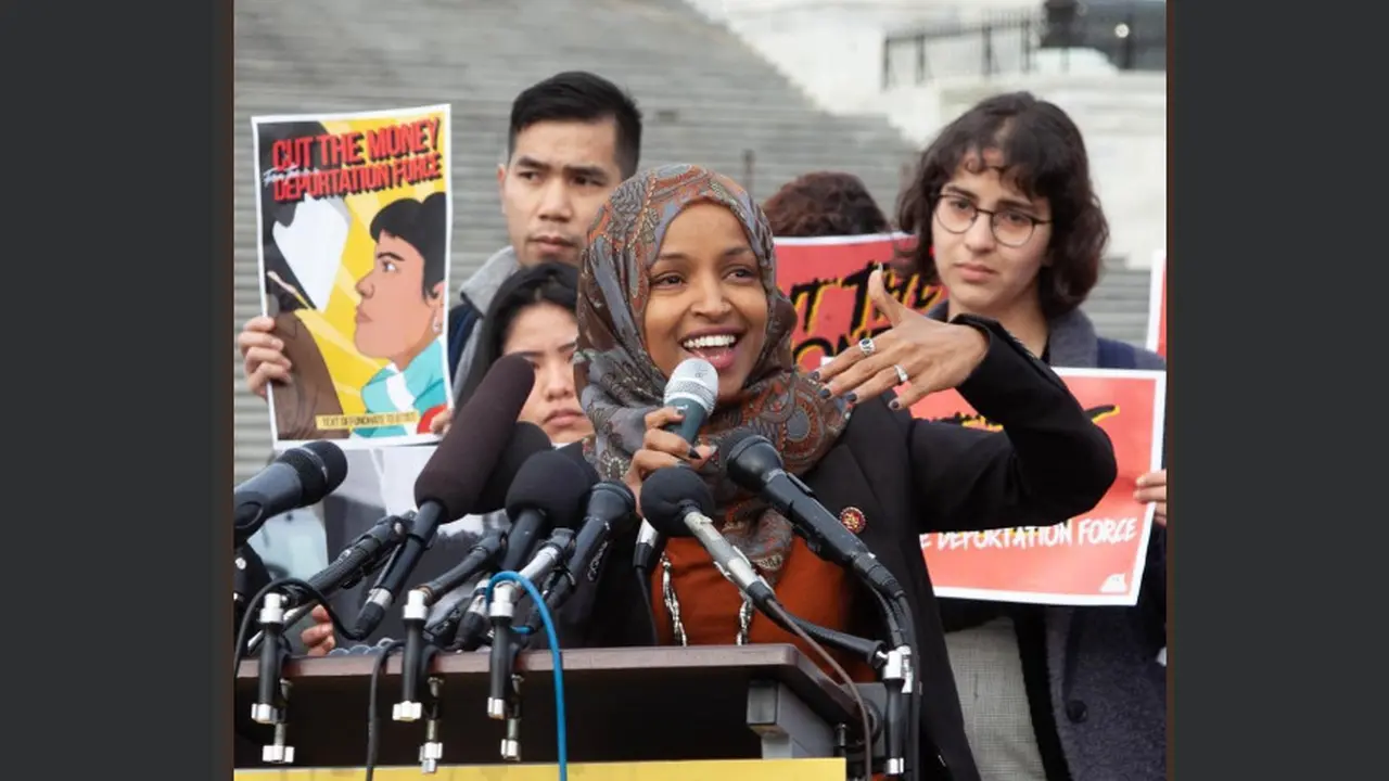 Anggota DPR AS Ilhan Omar janji menghapus utang rakyat.