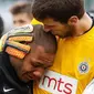 Gelandang Partizan, Everton Luiz, menangi usai menerima penghinaan rasial. (Foto: DW)