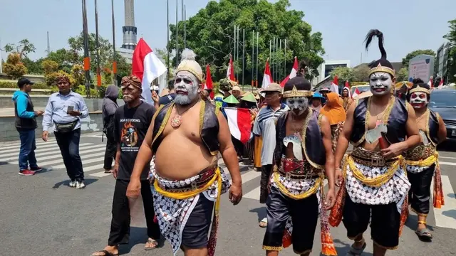 Sejumlah demonstran berpakaian kostum tokoh Punakawan turut unjuk rasa di depan Kantor DPRD Pati.
