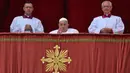 Paus Fransiskus (tengah) saat berada di balkon utama Basilika Santo Petrus sebelum menyampaikan pesan Urbi et Orbi atau kepada kota (Roma) dan dunia sebagai bagian dari perayaan Paskah, di alun-alun Santo Petrus di Vatikan pada tanggal 20 April 2025. (Andreas SOLARO/AFP)