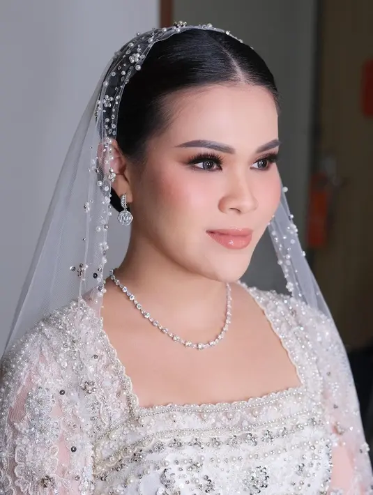 Chen Giovani tampil menawan di acara pemberkatan pernikahan di gereja. Makeup glowing dengan nuansa merah muda yang lembut terlihat sempurna di wajahnya. [Foto: Instagram/malvava]