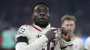 Pemain Bayern Munchen, Alphonso Davies menunjuk logo timnya saat merayakan gol kemenangan timnya ke gawang Celtic dalam laga leg 2 babak play off Liga Champions 2024/2025 di Allianz Arena, Munchen, Jerman, Rabu (19/02/2025) WIB. (AP Photo/Matthias Schrader)