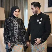 Kali ini Syahnaz kenakan kebaya dengan siluet longgar yang mampu hadirkan tampilan anggun sekaligus nyaman. [Foto: Instagram/ Syahnaz Sadiqah]