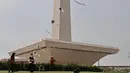 Seorang pria memainkan layang-layang selama pameran India-Indonesia Kite Exhibition di Monas, Jakarta, Rabu (30/5). Pameran ini merupakan bagian dari perayaan 70 tahun diplomasi India-Indonesia. (Merdeka.com/Iqbal S. Nugroho)