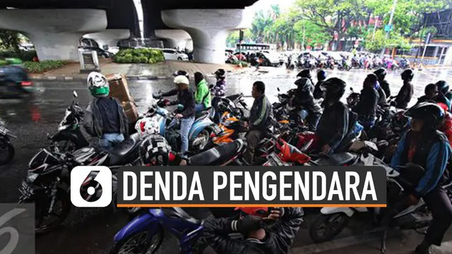 Pengendara roda dua kerap gunakan kolong flyover untuk berteduh saat hujan. Imbasnya terjadi hambatan arus lalu lintas di sekitar area tersebut.