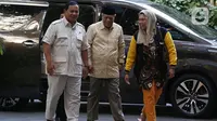 Ketua Umum DPP Partai Gerindra Prabowo Subianto (kiri) menyambut langsung kedatangan Putri Presiden ke-4 RI K.H. Abdurrahman Wahid, Zannuba Ariffah Chafsoh atau lebih akrab disapa Yenny Wahid. (Liputan6.com/Johan Tallo)