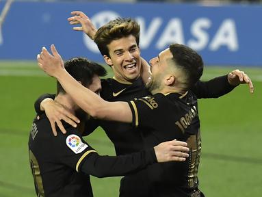 Penyerang Barcelona, Lionel Messi berselebrasi dengan rekannya usai mencetak gol ke gawang Real Sociedad pada pertandingan La Liga Spanyol di stadion Reale Arena di San Sebastian, Spanyol, Senin (22/3/2021). Messi mencetak dua gol dan mengantar Barcelona menang 6-1. (AP Photo/Alvaro Barrientos)