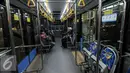 Pasca Lebaran, keramaian penumpang bus Trans Jakarta masih belum padat, Jakarta, Rabu (13/7). Hal ini disebabkan masih belum normalnya aktivitas perkantoran usai libur Lebaran. (Liputan6.com/Yoppy Renato)