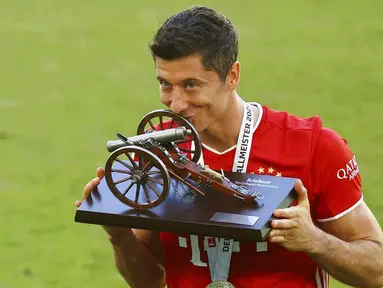 Striker Bayern Munchen, Robert Lewandowski, mengukuhkan diri sebagai raja gol Bundesliga musim 2019-20. (AP/Kai Pfaffenbach)