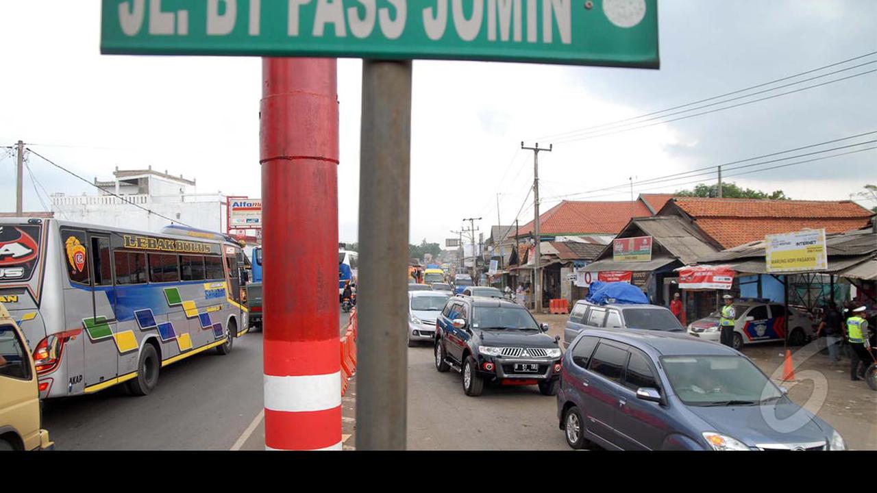 Antrian Panjang Pemudik di Simpang Jomin