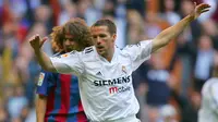 Michael Owen. Eks striker asal Inggris yang kini berusia 42 tahun dan telah pensiun bersama Soke City pada Juli 2013 ini pernah berseragam Liverpool selama 8 musim, mulai 1996/1997 hingga 1998/1999 usai dipromosikan dari Liverpool U-18. Sementara Real Madrid diperkuatnya hanya 1 musim usai meninggalkan Liverpool pada 2004/2005. Bersama Liverpool ia total tampil dalam 296 laga dengan torehan 157 gol dan 49 assist. Sementara bersama Real Madrid ia total tampil dalam 45 laga dengan torehan 16 gol dan 4 assist. (AFP/Pierre-Philippe Marcou)