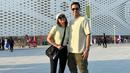 <p>Ketika hari pertandingan tiba, pasangan ini sudah berada di luar Stadion Thurmama sejak sore. [Foto: instagram.com/darius_sinathrya/dagnesia]</p>