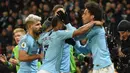 Para pemain Manchester City merayakan gol yang dicetak Leroy Sane ke gawang Liverpool pada laga Premier League di Stadion Etihad, Manchester, Kamis (4/1). City menang 2-1 atas Liverpool. (AFP/Paul Ellis)