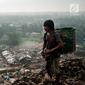 Seorang pemulung berada di atas tumpukan sampah di TPA Bantar Gebang, Kota Bekasi, Jawa Barat.  (Liputan6.com/Yoppy Renato)