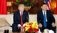 Presiden AS Donald Trump dan Presiden China Xi Jinping sebelum melakukan pertemuan di resor Mar a Lago, Florida, Kamis (6/4). Isu perdagangan dan Korea Utara diperkirakan menjadi isu utama pembahasan kedua pemimpin negara tersebut. (AP Photo/Alex Brandon)
