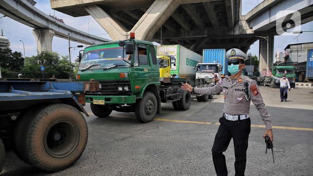 Petugas Gabungan Berjibaku Urai Kemacetan Panjang di Pelabuhan Tanjung Priok Jakarta