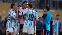 Nicolas Otamendi (19) dari Timnas Argentina dan Nahuel Molina (26) berkelahi dengan Rodri dari Spanyol (16) setelah pertandingan final Piala Dunia antara Spanyol dan Argentina di East Rutherford, N.J., dekat New York, Senin (20-7-2026) dini hari WIB. (AP Photo/Frank Franklin II)