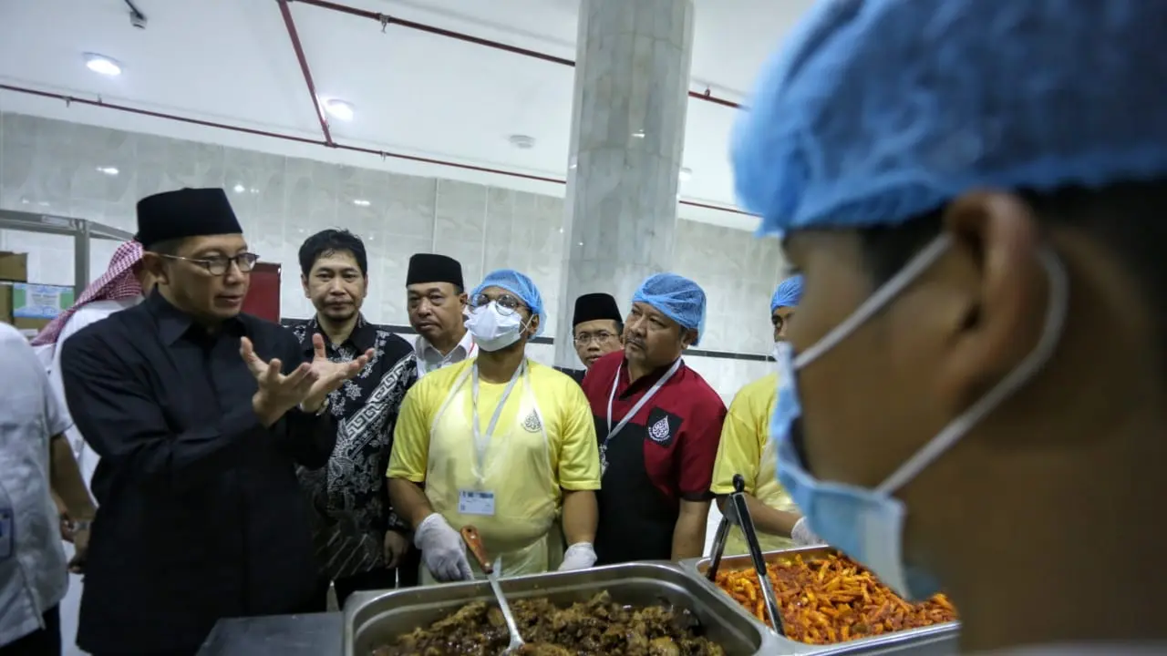 Menteri Agama (Menag) Lukman Hakim Saifuddin meninjau dapur perusahaan katering penyedia konsumsi jemaah haji di Makkah. Bahauddin/MCH