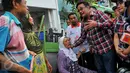 Cagub DKI Jakarta Djarot Saiful Hidayat berbincang dengan sejumlah warga saat blusukan di Kebon Bawang, Jakarta Utara, Sabtu (26/11). Dalam blusukannya tersebut, Djarot menjelaskan mengenai program KJP. (Liputan6.com/Angga Yuniar)