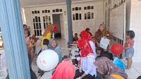 Emak-emak di Bangkalan Madura berbondong-bondong membawa anak mereka untuk melakukan imunisasi campak. (Liputan6.com/ Mustafa Aldo)