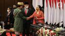 Presiden Joko Widodo (Jokowi) dan Ketua DPR Puan Maharani berjabat tangan saat Sidang Tahunan MPR dan Sidang Bersama DPR - DPD Tahun 2022 di Gedung Nusantara, Kompleks Parlemen, Senayan, Jakarta, Selasa (16/8/2022). Sidang dihadiri langsung oleh Presiden Joko Widodo (Jokowi), Wakil Presiden Ma'ruf Amin, serta jajaran menteri-menteri kabinet Jokowi serta para ketua lembaga. (Liputan6.com/Johan Tallo)