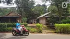 Warga melintas di lahan di RT 05/RW 05 Kelurahan Pondok Ranggon yang dikabarkan jadi lokasi pembangunan DP Rp 0, Jakarta Timur, Rabu (10/3/2021). KPK sedangmenyelidiki Program Rumah DP 0 Rupiah di Munjul, Kelurahan Pondok Ranggon, Kecamatan Cipayung, Jakarta Timur. (Liputan6.com/Herman Zakharia)