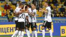 Para pemain Jerman merayakan gol yang dicetak oleh Matthias Ginter ke gawang Ukraina pada laga UEFA Nations League di Stadion Olimpiyskiy, Minggu (11/10/2020). Jerman menang dengan skor 2-1. (AP Photo/Efrem Lukatsky)