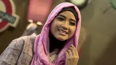 Penggunaan hijab yang bergaya stylish tentu harus disesuaikan dengan acara yang akan dihadirkan. Seperti hijab di acara semi formal ini.