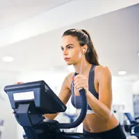 Latihan ini bisa bikin tubuh menjadi terlihat lebih berotot (foto: Pexels/Andrea Piacquadio)