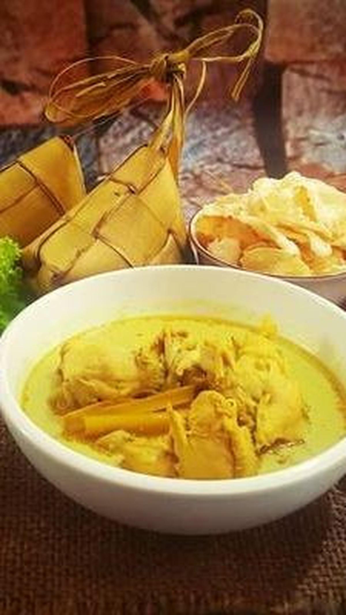 Meskipun proses membuat ketupat terkadang terlihat rumit, dengan beberapa trik sederhana, kita bisa membuat ketupat dengan cepat, hemat gas, dan tetap awet.