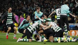 Para pemain Sporting Lisbon merayakan gol keempat mereka yang dicetak oleh gelandang Uruguay #20 Maximiliano Araujo selama pertandingan leg kedua babak 16 besar Liga Champions UEFA antara Sporting CP dan Bodoe/Glimt di stadion Jose Alvalade di Lisbon pada 18 Maret 2026. (FILIPE AMORIM/AFP)