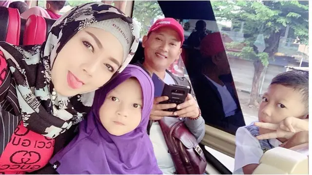 Meski memiliki jadwal manggung yang padat, Ratna Antika kerap menghabiskan waktu bersama keluarganya.