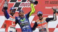 Danilo Petrucci (kiri), Valentino Rossi (tengah), dan Marc Marquez (kanan) saat di atas podium MotoGP Belanda 2017. (AP Photo/Geert Vanden Wijngaert)