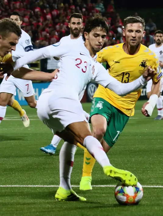 Gelandang Portugal, Joao Felix (tengah) mengontrol bola dari kawalan dua pemain Lithuania selama pertandingan grup B Kualifikasi Euro 2020 di stadion LFF di Vilnius (10/9/2019). Portugal menang telak atas Lithuania 5-1. (AFP Photo/Petras Malukas)