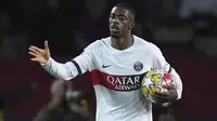 Selebrasi striker PSG, Ousmane Dembele setelah mencetak gol penyeimbang 1-1 ke gawang Barcelona pada laga leg kedua perempatfinal Liga Champions 2023/2024 di Olimpic Lluis Companys Stadium, Barcelona, Selasa (16/4/2024). (AP Photo/Emilio Morenatti)