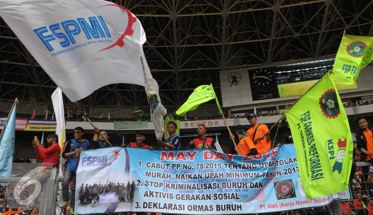 Sebuah spanduk berisi tuntutan buruh saat May Day 2016 di GBK, Jakarta, Minggu (1/5) GBK merupakan titik kumpul para Buruh dalam penyampaian aspirasi buruh saat Perayaan Buruh Internasional. (Liputan6.com/Helmi Afandi)