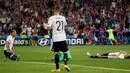 Para pemain Jerman terlihat lemas usai dikalahkan 2-0 oleh Prancis saat Semi Final Piala Eropa 2016 di Stade Velodrome, Marseille, Jumat (8/7). (REUTERS / Darren Staples)