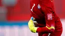 Kiper Wanita Amerika Serikat, Hope Solo melempar bola saat bertanding melawan Swedia di babak pertama Grup D Piala Dunia Wanita 2015 di Stadion Winnipeg, Kanada, Jumat (12/6/2015). Amerika Serikat bermain imbang 0-0 atas Swedia. (Reuters/Michael Chow)