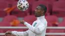 Bek timnas Austria, David Alaba mengontrol bola selama latihan tim di Johan Cruyff ArenA di Amsterdam, Rabu (16/6/2021). Belanda akan berhadapan dengan Austria di matchday ke-2 Grup C Euro 2020 pada Jumat (18/6/2021) dinihari. (AP Photo/Peter Dejong)