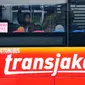 Kenyamanan dan kecepatan mencapai lokasi tujuan menjadi alasan pengguna untuk menggunakan moda bus transjakarta, (30/7/2014). (Liputan6.com/Johan Tallo)