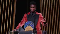 Bintang Real Madrid, Vinicius Junior saat menerima Socrates Award dalam malam penghargaan Ballon d'Or 2023 di Theatre du Chatelet di kota Paris, Prancis, Selasa (31/10/2023) dini hari WIB. (FRANCK FIFE / AFP)