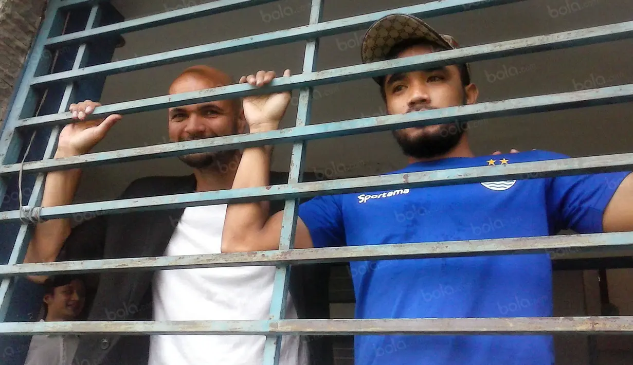 Sergio van Dijk (kiri) berfoto bersama Zulham Zamrun di Mess Persib Bandung,  Rabu (18/5/2016). (bola.com/Erwin Snaz)